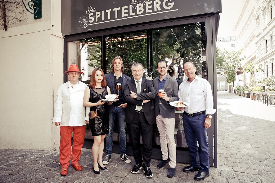 (v.l.n.r): Starkoch Harald Brunner (Das Spittelberg), Gastronomin Jessica Chen (Momoya, Junn – Bar & Kitchen), Gebietsverkaufsleiter NÖ/Wien Paul Appenzeller (Privatbrauerei Egger), Starkoch Toni Mörwald (Relais & Châteaux Gourmet Toni M.), Organisator Dominik Holter (Wiener Bierwoche), Obmann der Wiener Gastronomie Peter Dobcak (WKO)