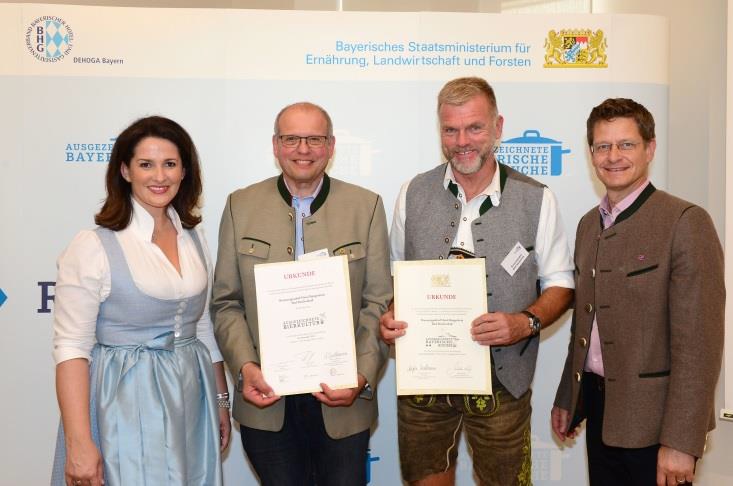 Aus den Händen der bayerischen Staatsministerin Michaela Kaniber (links) und Jürgen Lochbihler vom DEHOGA Bayern (rechts) können Bräu Christoph Graschberger und Geschäftsführer Andreas Hofmann vom Brauereigasthof Bürgerbräu die Urkunden für „Ausgezeichnete Bayerische Küche“ und „Ausgezeichnete Bierkultur“ entgegennehmen
