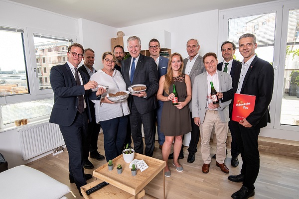 v.l.n.r.: Stefan Szyszkowitz (Vorstandssprecher EVN AG), Christof Anderle (Arthur Krupp) , Karin Baier (Bürgermeisterin Schwechat), Simon Jahn (Stadtrat Schwechat), Martin Eichtinger (NÖ Landesrat), Lukas Sykora (wohngut Immobiliengruppe), Birgit Kolar (Wohnungseigentümerin), Walter Mayr (NBG - Niederösterreichische Gemeinnützige Bau- und Siedlungsgenossenschaft für Arbeiter und Angestellte), Anton Bosch (Aura Wohnungseigentumsgesellschaft), Gerald Pichler (Atlas Gemeinnützige Wohnungs- und Siedlungsgenossenschaft), Christian Huber (Braumeister Region Nord Brau Union Österreich), © EVN / Imre Antal