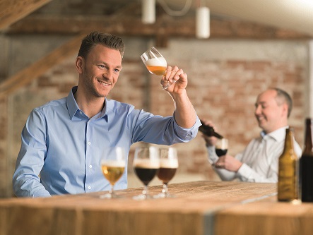 Jeder zweite Mann, aber auch generell die Hälfte der Österreicher, greift beim Bierkonsum eher zu bekannten Biersorten. Fotorechte: © Brau Union Österreich