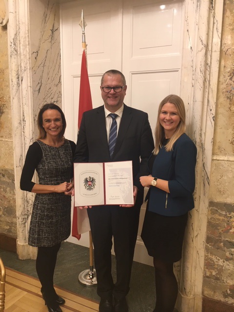 Gemeinsam mit Angelika Mascherbauer (l.) und Sabina Schatzl-Huemer (r.) nahm Martin Gruber, HR-Director der Brau Union Österreich, die Auszeichnung bei der Verleihung in Wien entgegen