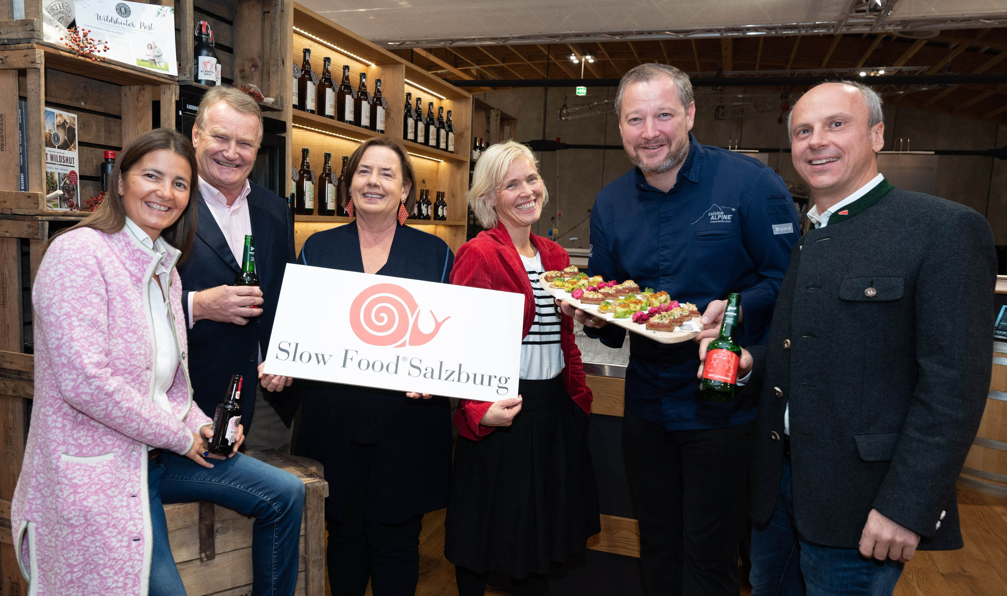 Beweisen Mut zur Langsamkeit (v. l.:) die Stiegl-Eigentümer Alessandra und Heinrich Dieter Kiener mit den Slow Food Salzburg-Gründern Kulinarik-Redakteurin Ilse Fischer, PR-Profi Alexandra Picker-Rußwurm, Haubenkoch Andreas Döllerer und Braumeister Christian Pöpperl. Foto: Neumayr/Probst