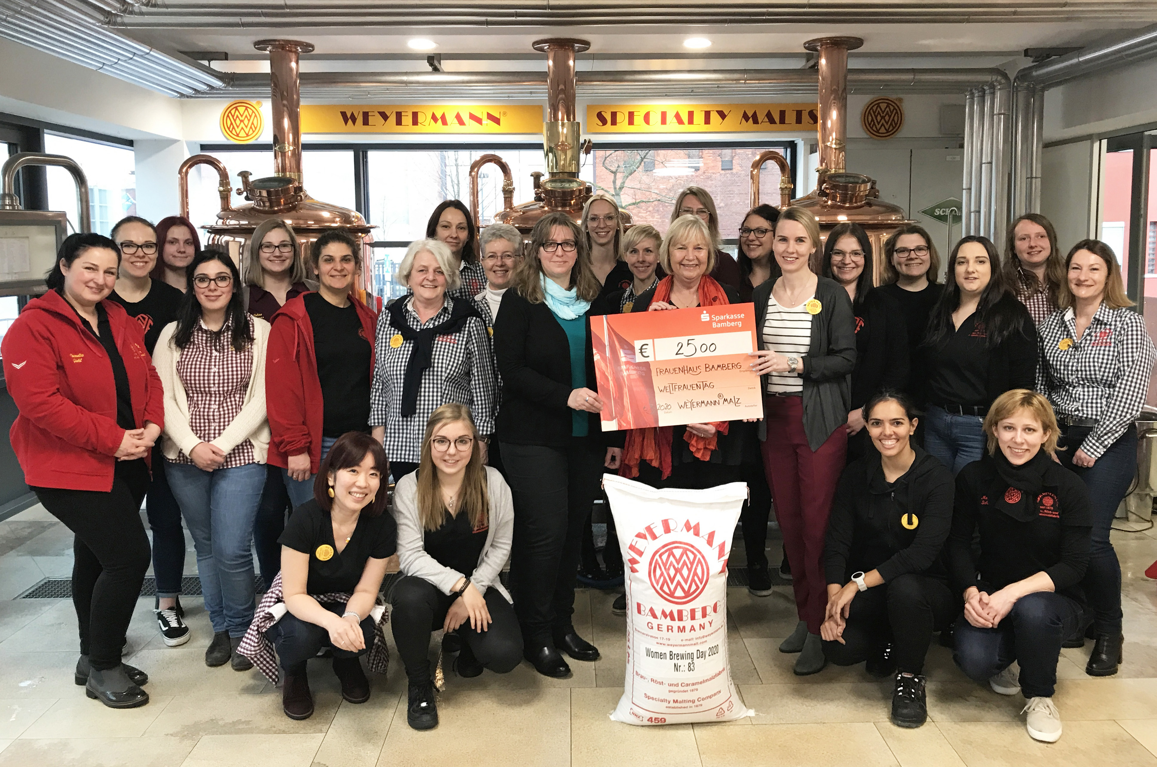 Silke Thomas, Weyermann® Leiterin Marketing (rechts), überreichte den Scheck in Höhe von 2500 € aus dem Verkaufserlös des Vorjahresbieres an Ursula Weidig (Mitte), Leiterin des Frauenhauses Bamberg und Bettina Hainke (zukünftige Leiterin)