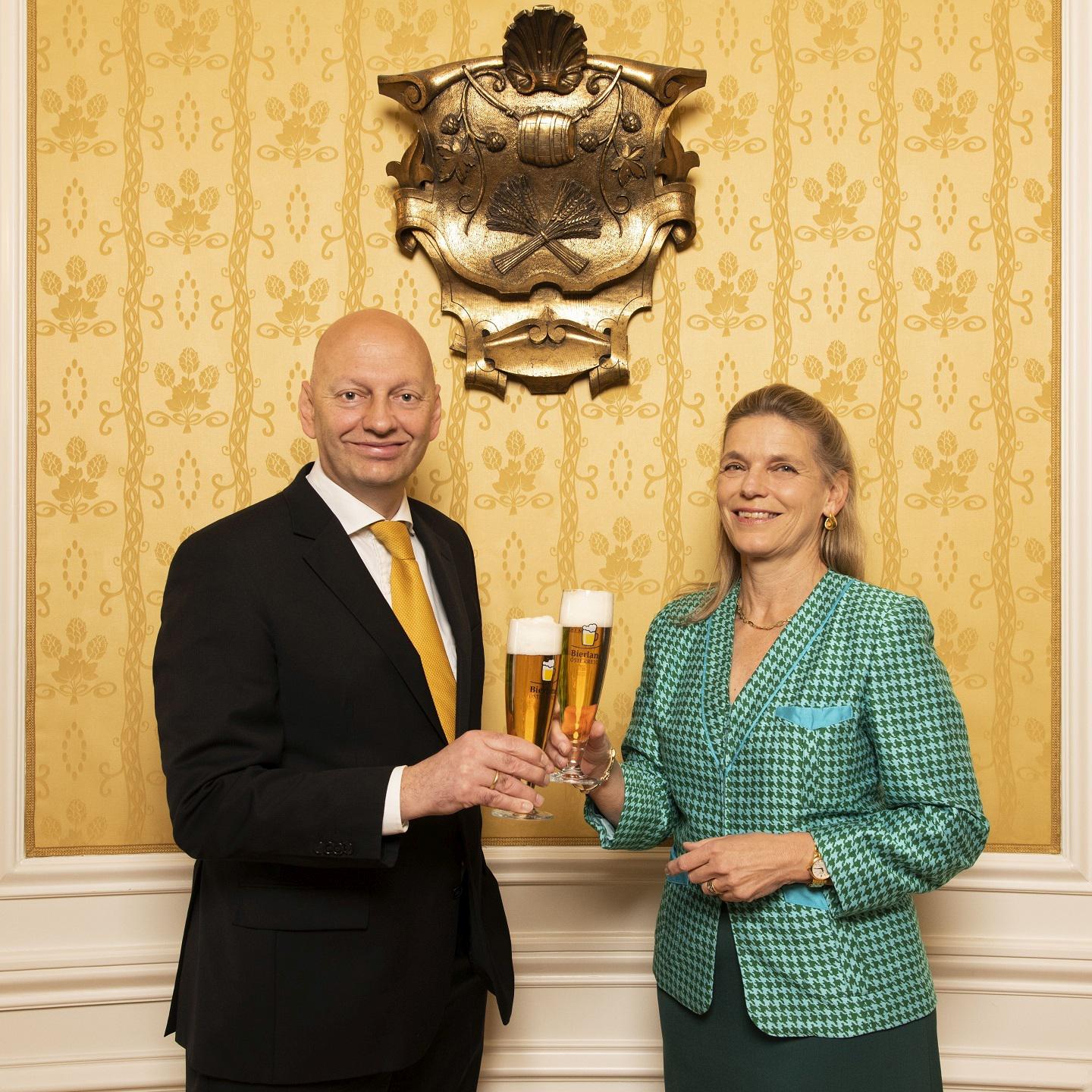 Mag. Jutta Kaufmann-Kerschbaum übergibt an Mag. Florian Berger die Geschicke der Interessenvertretung im Bierland Österreich (c) Kurt Keinrath (002)