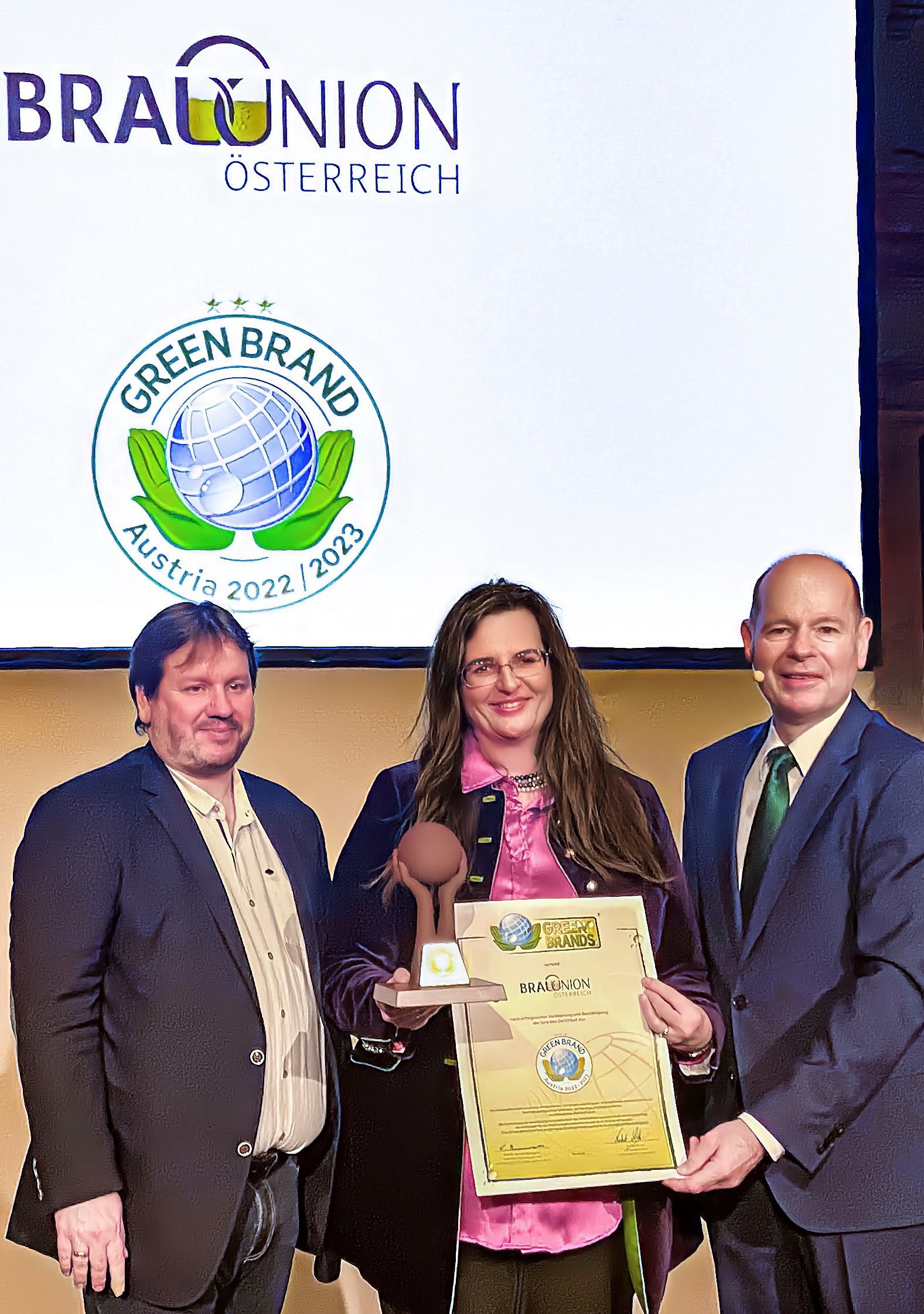 Bei einer Gala im Palais Niederösterreich wurde das Green Brand Siegel übergeben. (v. l.): Peter Lieber, Präsident des Österreichischen Gewerbevereins; Gabriela Maria Straka, Director Corporate Affairs & ESG Sustainability; Norbert Lux, Initiator Green Brand
