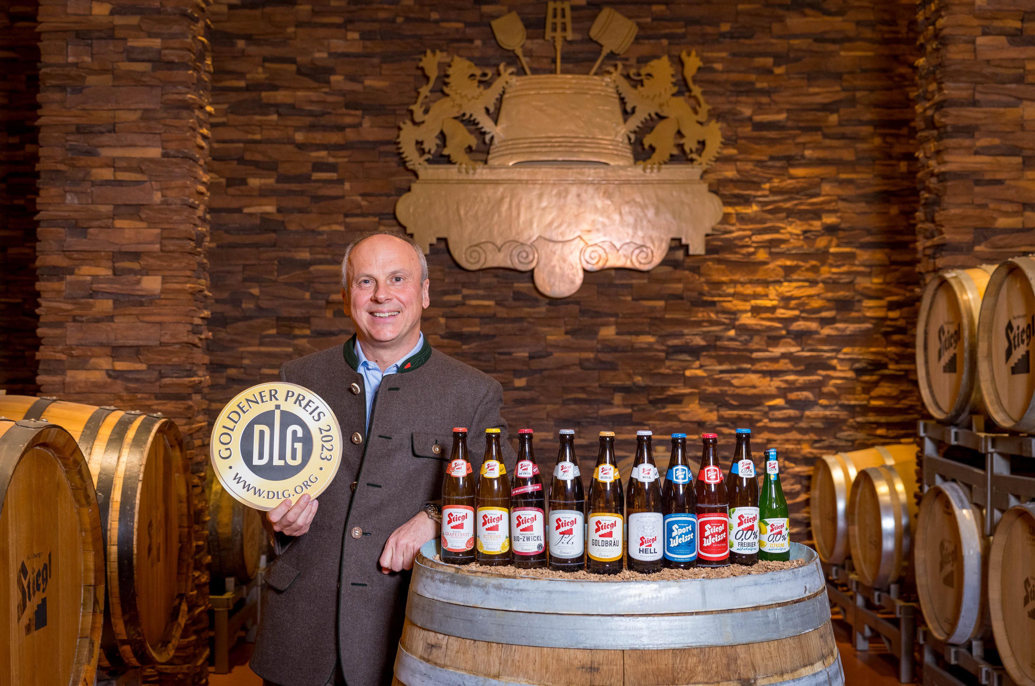 Mit gleich 10 Goldmedaillen für alle eingereichten Biere und Biermischgetränke bei der diesjährigen DLG-Qualitätsprüfung heißt es auch für Chefbraumeister Christian Pöpperl „Stiegl und stolz drauf“. Bildnachweis: wildbild