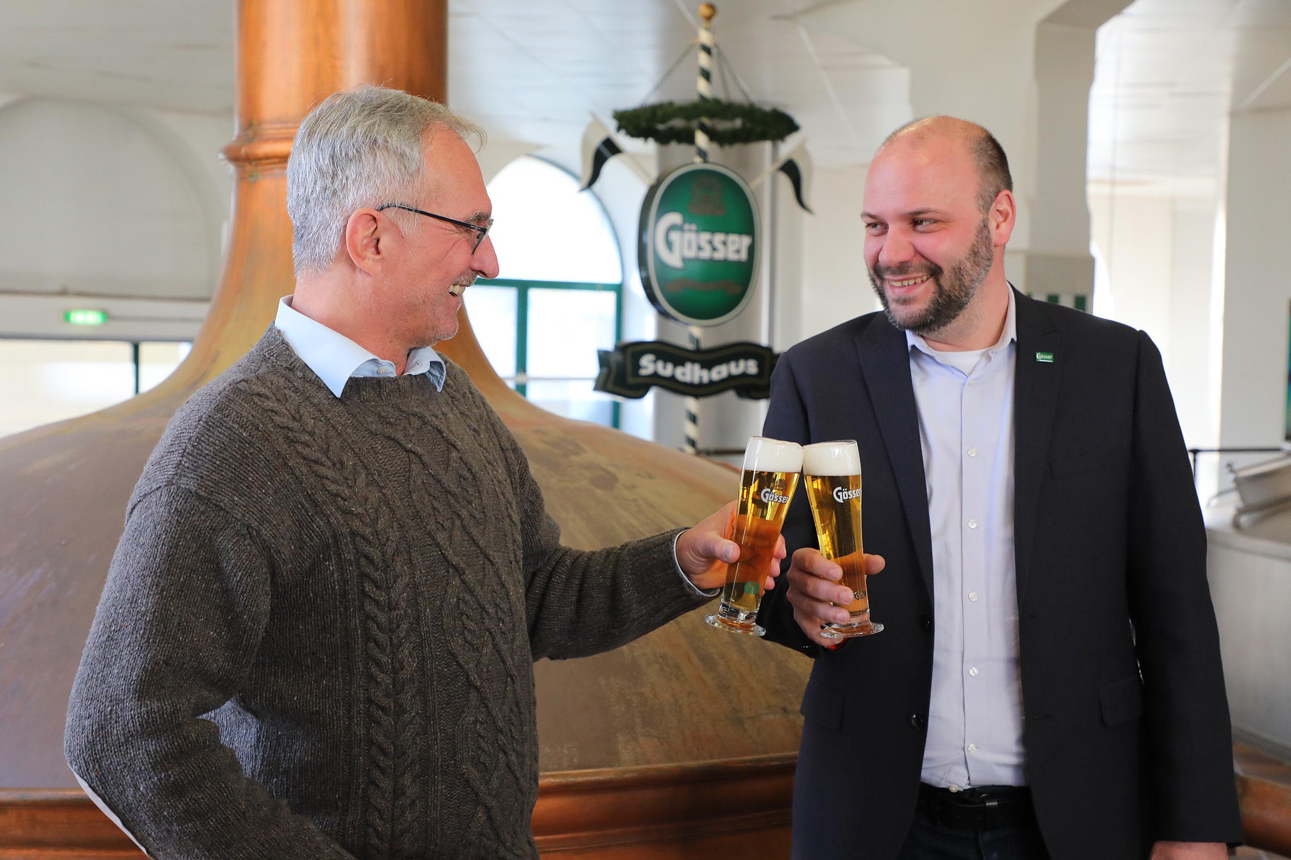 Andreas Werner, Braumeister Region Süd bei der Brau Union Österreich, stößt mit dem neuen Gösser Braumeister Michael Zotter auf eine gute Zusammenarbeit an.