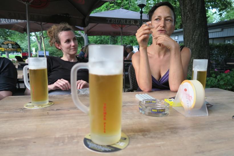 Mit Kolleginnen vom Standard auf ein Bier im Biergartl im Stadtpark
